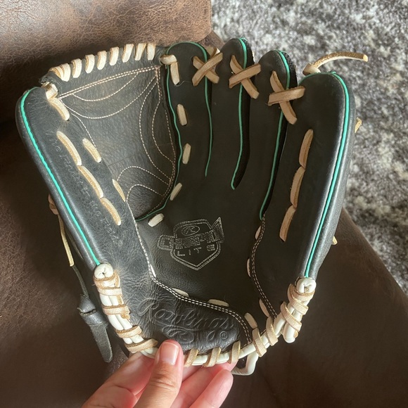 Rawlings Softball Glove - Picture 2 of 3